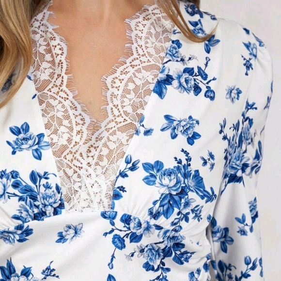 Women's V-Neck Puff Sleeve Contrast Lace Flower Printing Slim Fitted T-Shirt - Picture 4 of 5